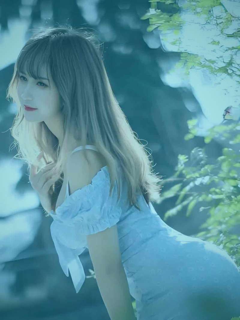 昏暗房间中，一个角色背对镜头凝视墙上错综复杂的线索图，阴影浓重