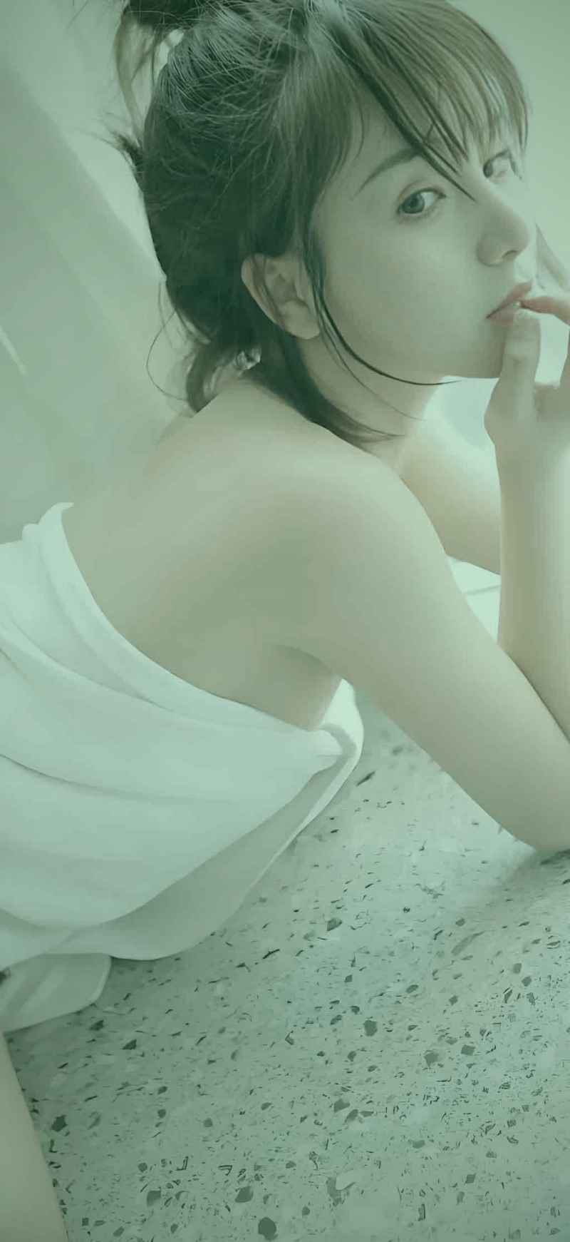 漫画分镜：教室窗边，少女侧影凝望远处少年的背影，阳光勾勒出朦胧轮廓