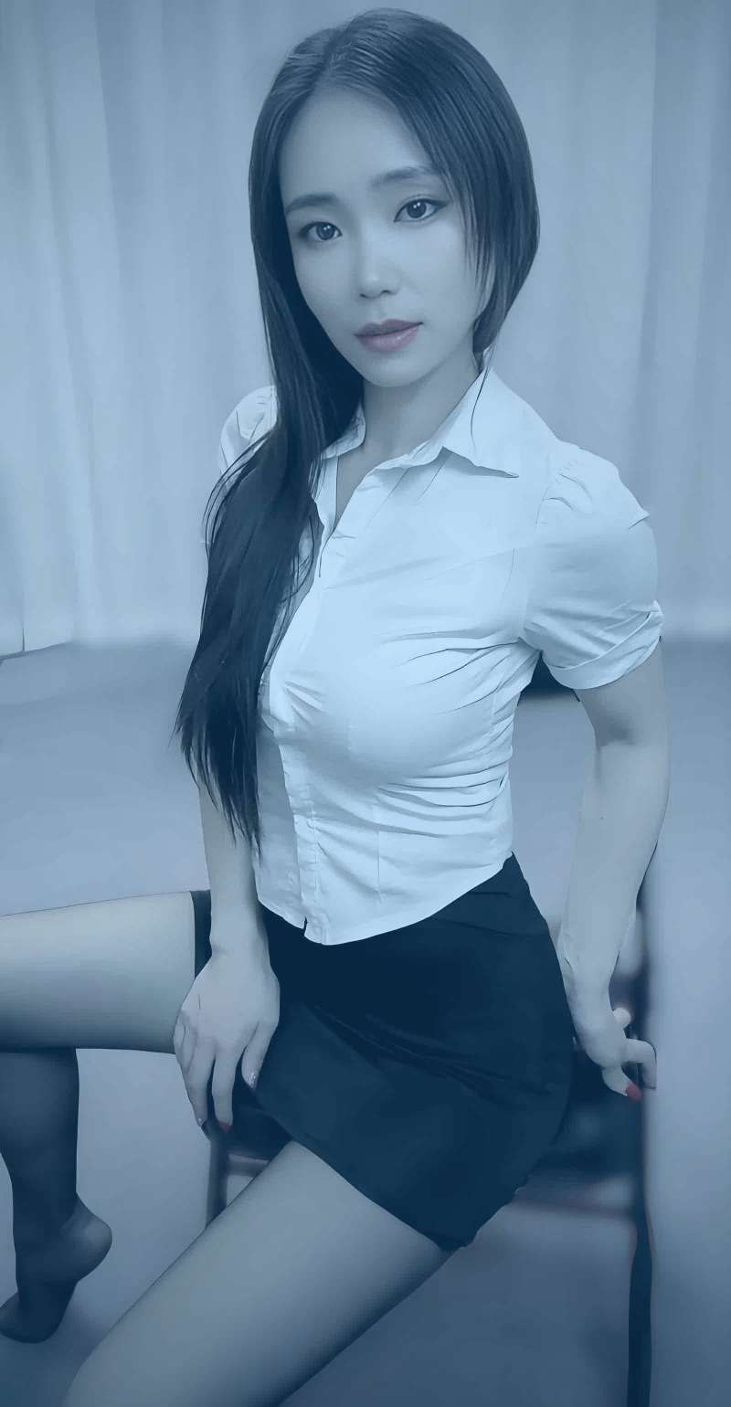 抖漫灵异悬疑双男主漫画场景示意：昏暗古宅中，两位男主背靠背警惕四周
