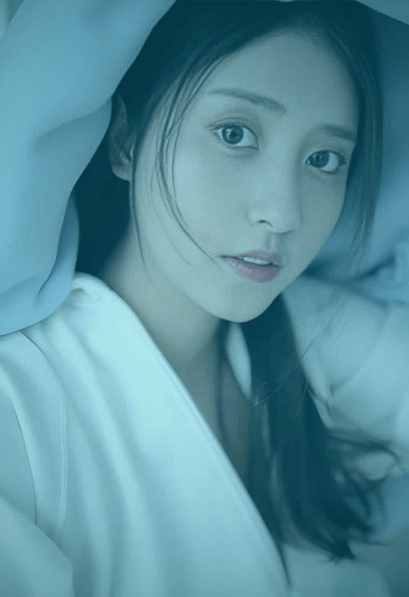抖漫条漫分镜示意：展现两位男主在雨夜街道上复杂对视的场景