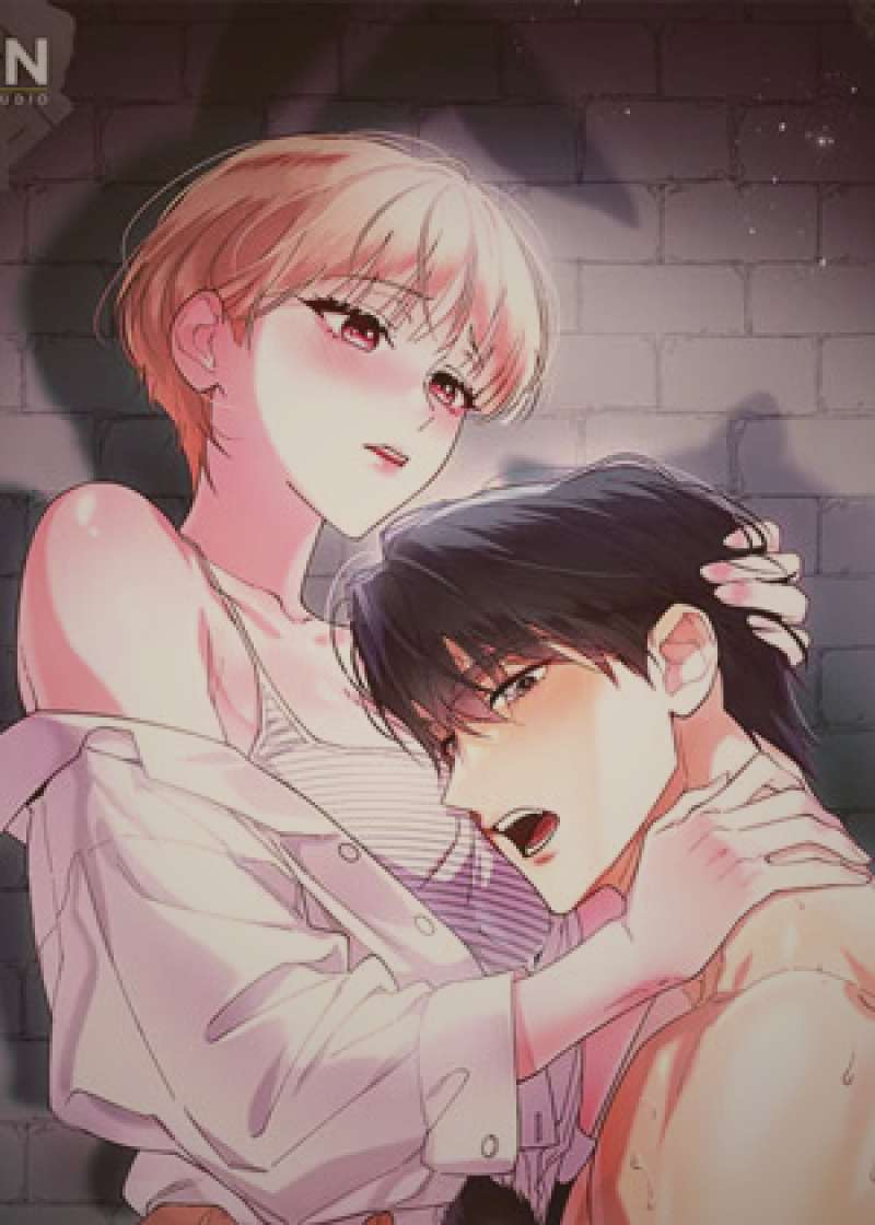 一位少女在书架前寻找漫画，书架上摆放着各类经典少女漫画书脊