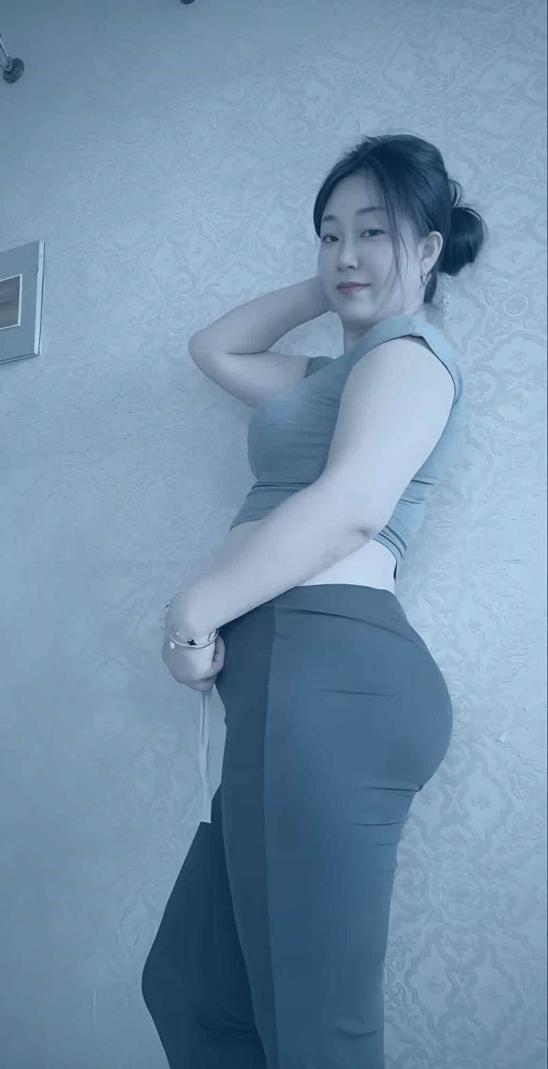 漫画中一格画面：主角在昏暗的走廊里看着地面上的影子，影子比人长出三倍