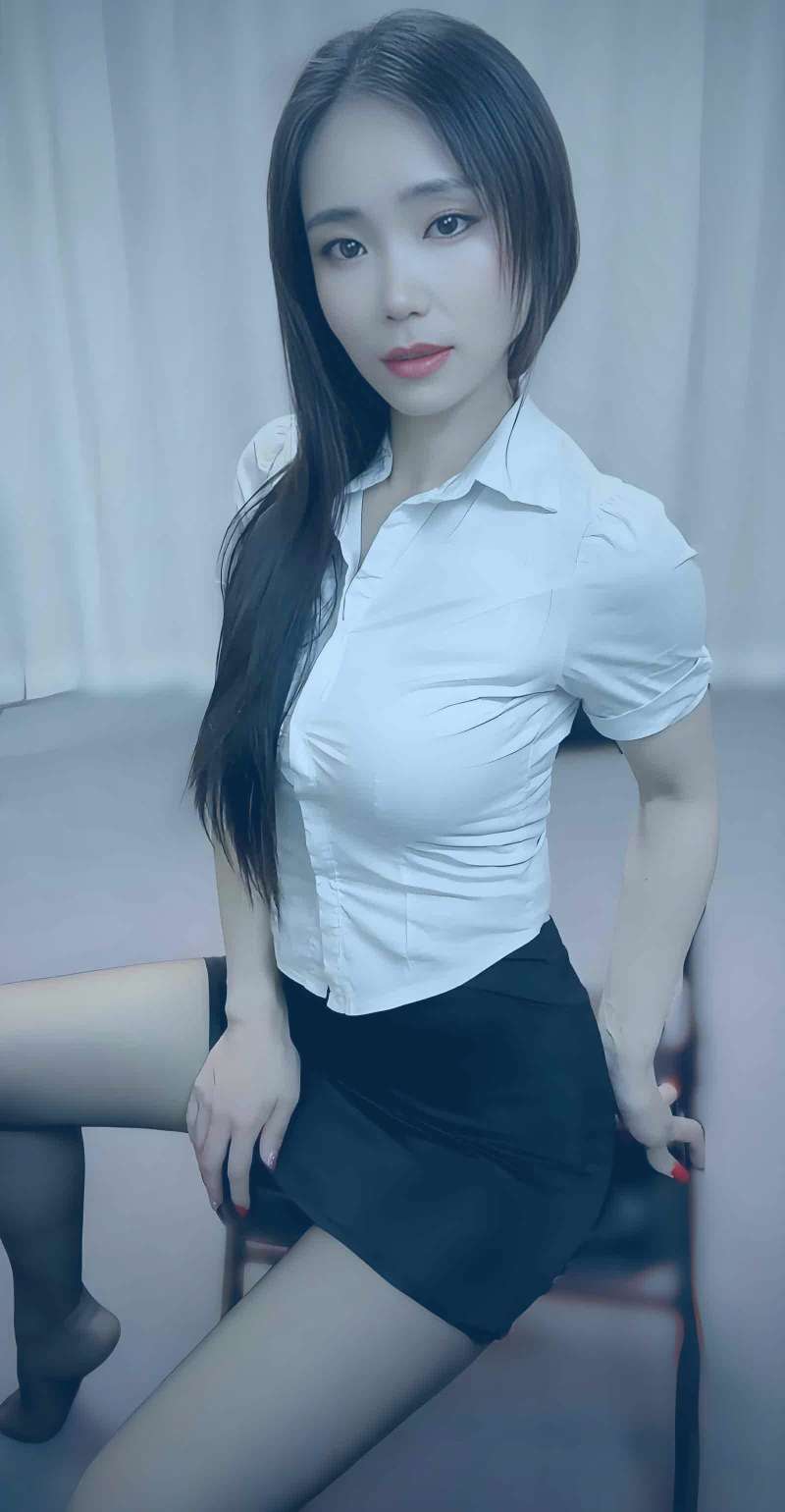 漫画中男女主角在雨中共用一把伞，眼神交汇，氛围暧昧