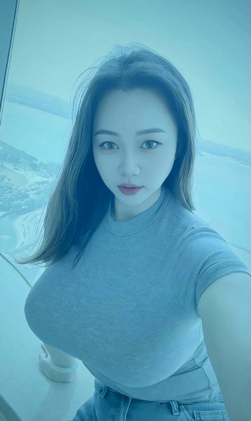 两位主角在洒满阳光的厨房里一起做饭的温馨场景