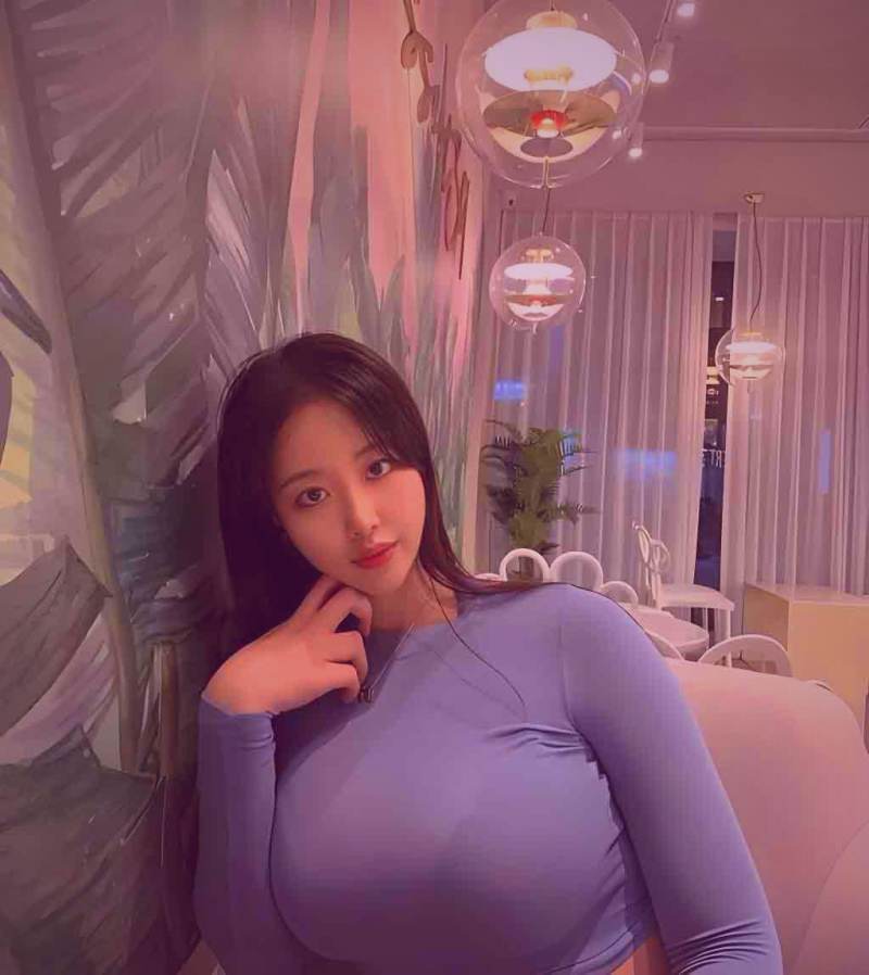 暗黑悬疑条漫中角色在迷雾中沉思的插画风格封面