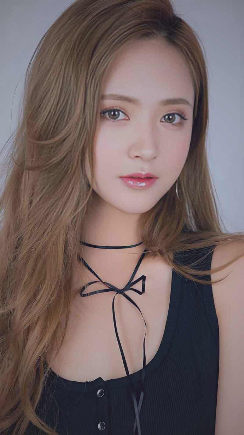 两位男主在夕阳下的麦田里牵手，画面温暖而浪漫