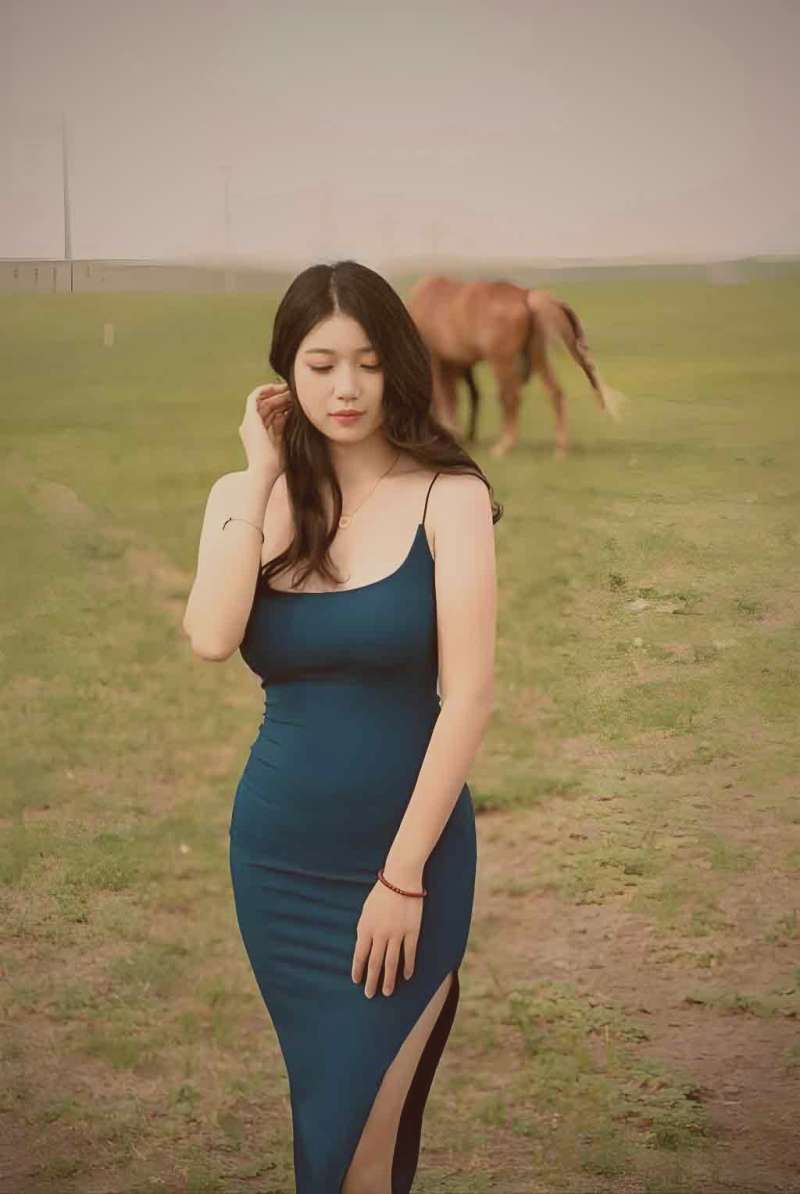 图书馆内，两位少年隔着书架对视，阳光透过窗户洒在书页上，氛围安静而暧昧
