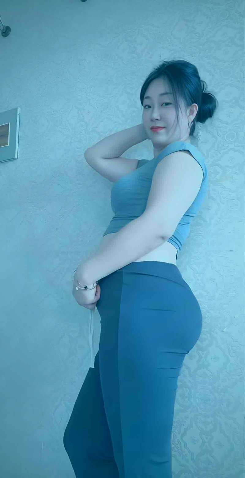 抖漫免费双男主民国虐恋耽美漫画 民国时期两位男主角在夕阳下的剪影